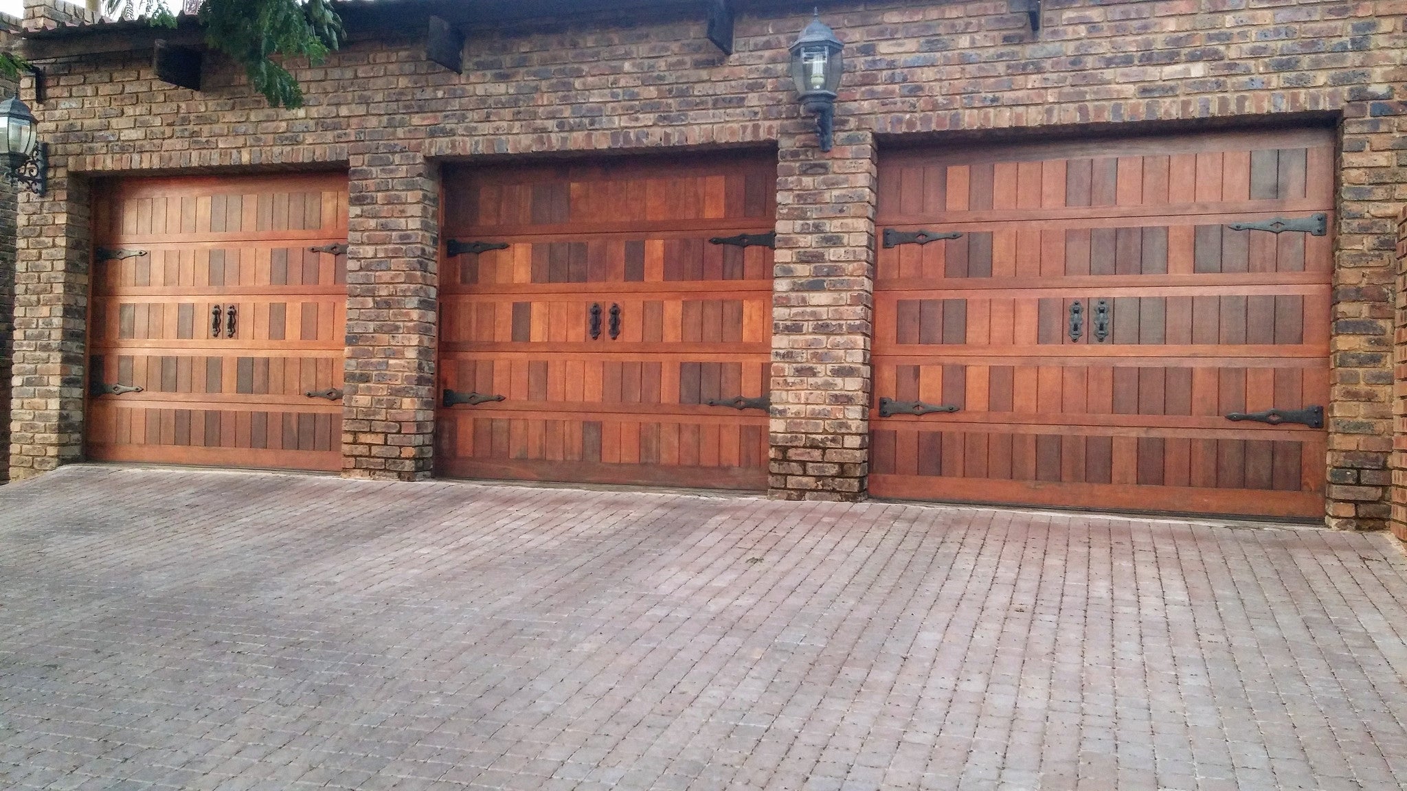 3 single garage doors all featuring NW/AC25 mock knockers and NW/AC6 mock hinges. 