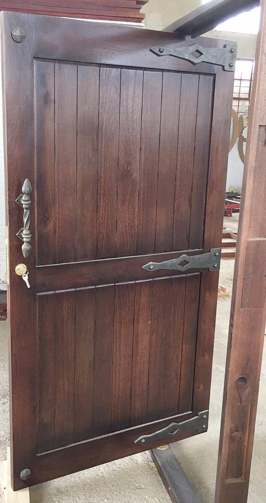 Elegant pivot door with NW/27DD square on round studs and NW/AC6 500 mm long mock hinges. 