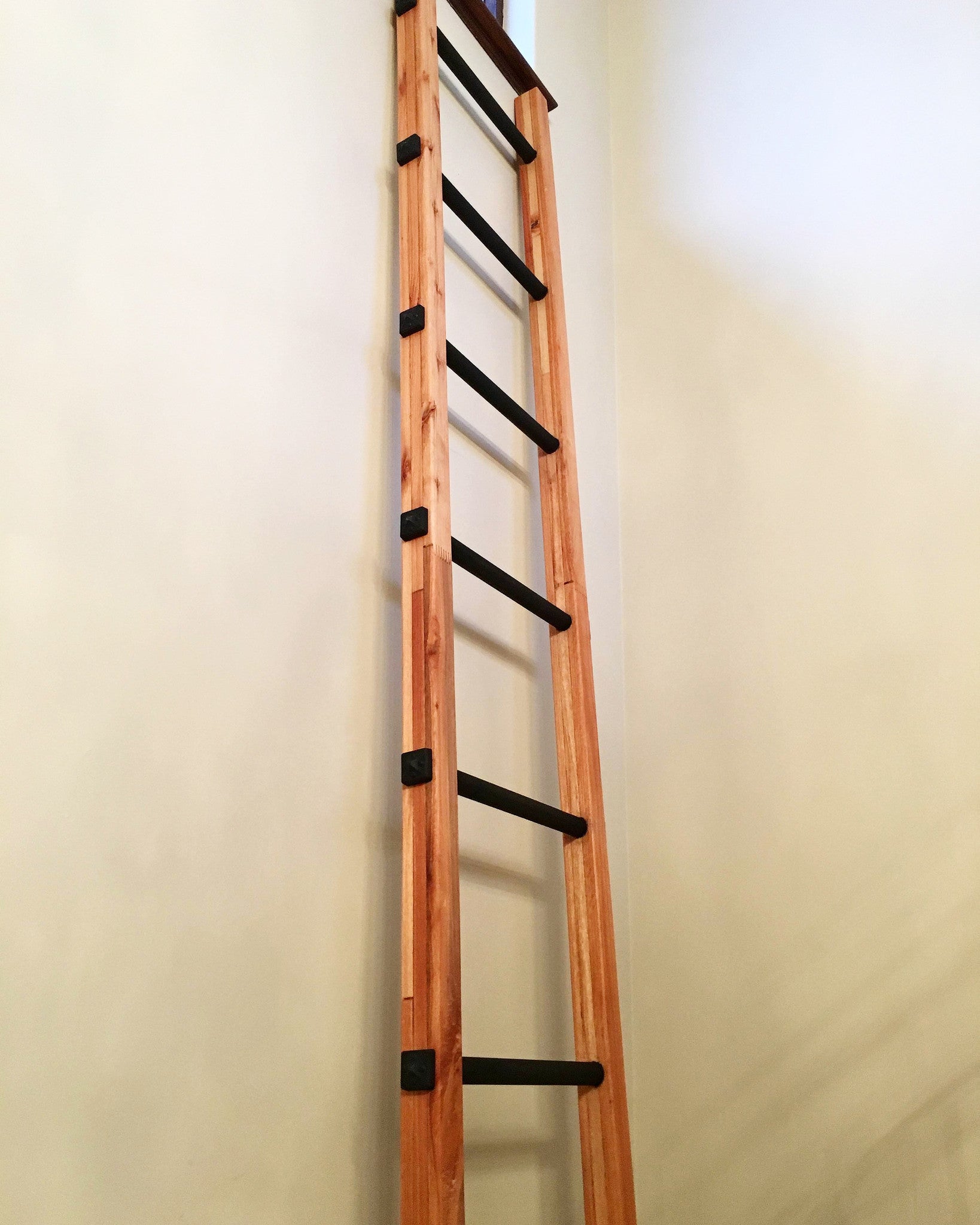 Ladder turn lighting fixture with decorative resin studs 