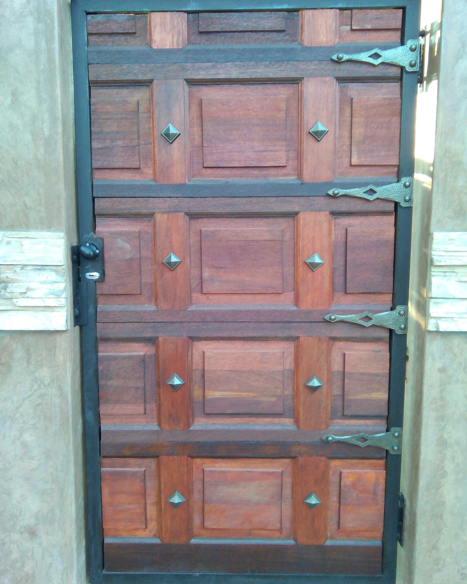NW/AC5 mock hinge and NW/95DD square pyramid stud on an entrance gate