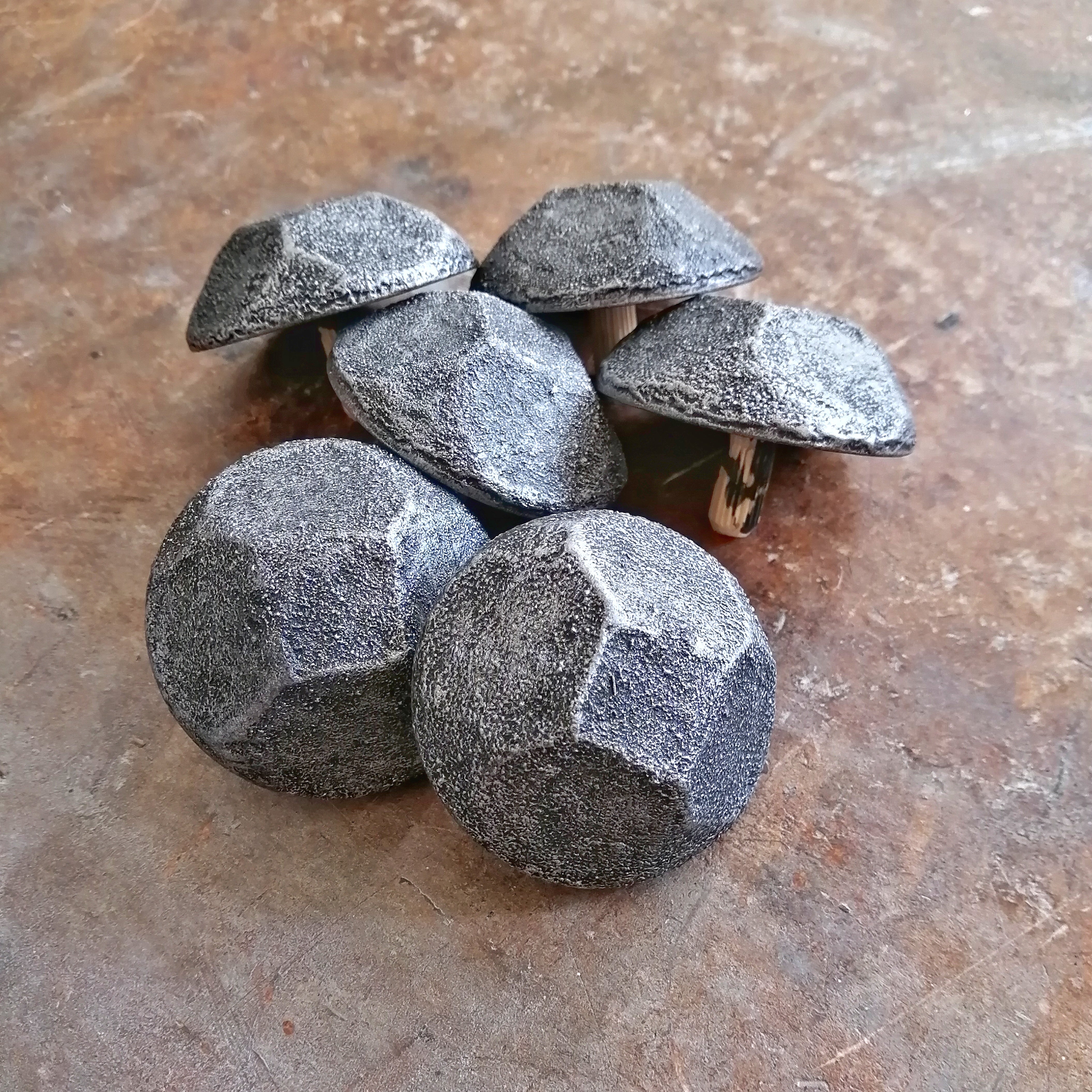 94DD - 50mm Antique Rivet Head